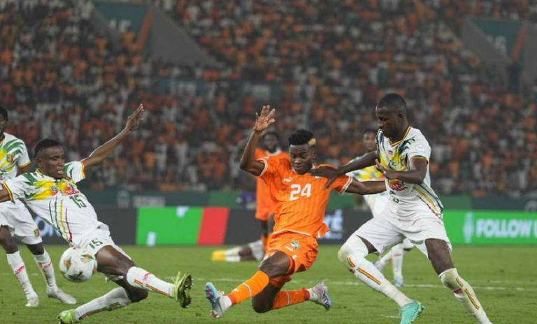 La Frustration d’un Supporter : Un Vieux Casse son Téléviseur Après la Défaite du Mali Contre la Côte d’Ivoire »