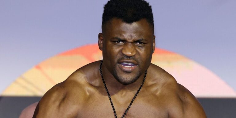 Battu K.O, Francis Ngannou fait un cadeau à Anthony Joshua Battu K.O, Francis Ngannou fait un cadeau à Anthony Joshua