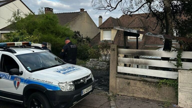 LORS D’ÉMEUTES EN FRANCE, ILS ONT INCENDIÉ LA MAISON DU MAIRE OÙ DORMAIENT SA FEMME ET SES ENFANTS LORS D’ÉMEUTES EN FRANCE, ILS ONT INCENDIÉ LA MAISON DU MAIRE OÙ DORMAIENT SA FEMME ET SES ENFANTS