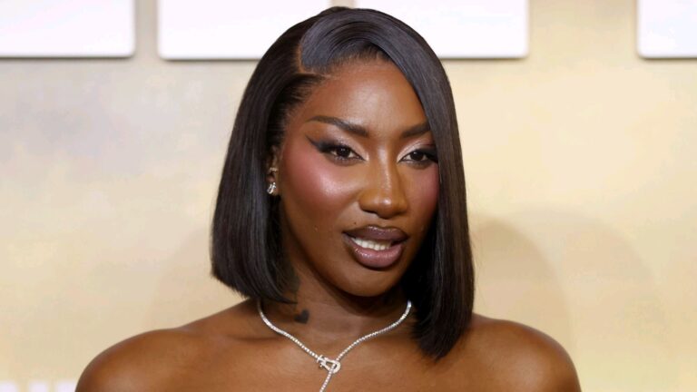 Aya Nakamura ventre à l’air dans un top bandeau ultra-décolleté, elle fait monter la température sur Instagram