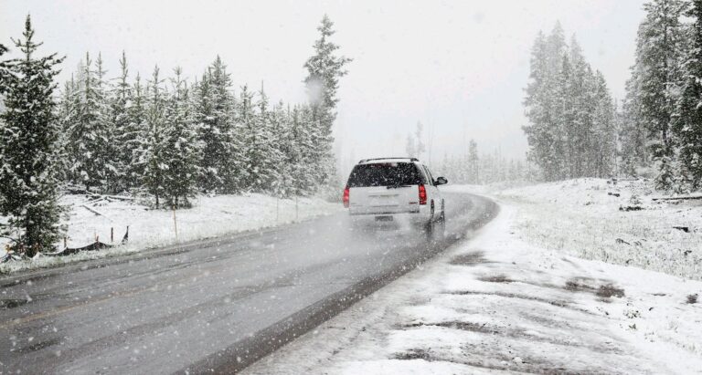 Conduire sous la neige ou face au brouillard : Nos astuces pour conduire en tout sécurité