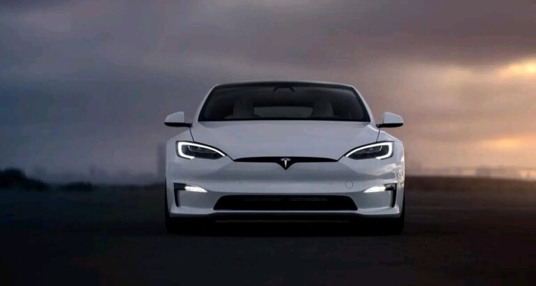 Une vingtaine de bornes de recharge Tesla dégradées dans cette ville